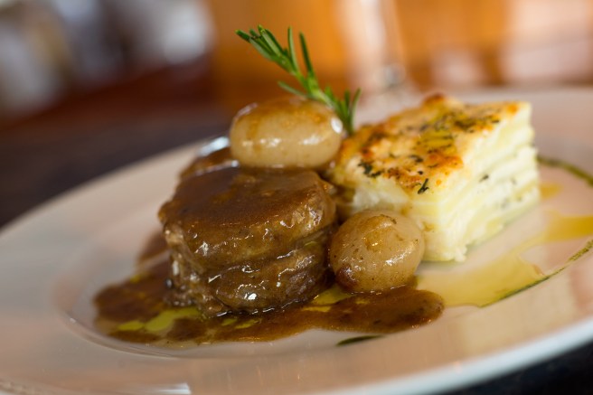 Paleta desossada de cordeiro, com batatas gratinadas. Terraço Itália